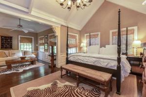 a bedroom with a bed and a living room at Villa Grand Horizon in East Hampton