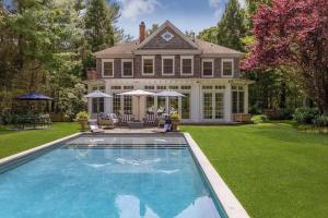 a house with a swimming pool in the yard at Villa Grand Horizon in East Hampton