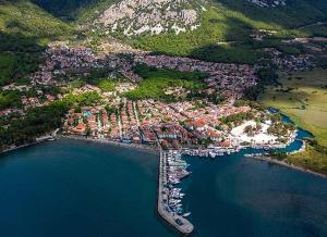 eine Luftaufnahme eines Hafens mit Booten im Wasser in der Unterkunft Nuup Hotel in Marmaris