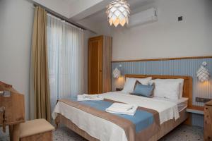 a bedroom with a large bed in a room at Wind Alasata in Çeşme