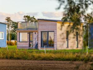 a house is shown from the side at Tiny Haus Schwalbe in Groß Kordshagen