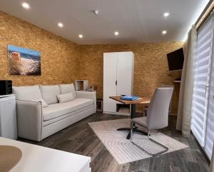 a living room with a couch and a table at Apartment am Seefischmarkt in Kiel