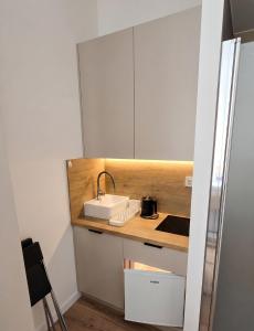 a small kitchen with a sink and a stove at Mini nocleg przy dworcu in Tomaszów Mazowiecki