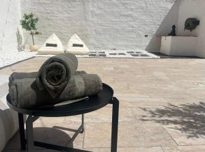a pile of towels sitting on top of a table at Villa Calhia in León