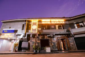 a hotel building with a sign that reads hotel kingskin at FabHotel Elvis International in Mumbai
