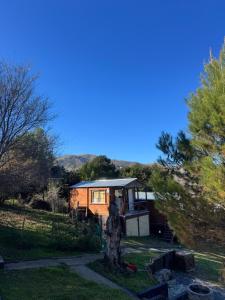 a tiny house in the middle of a yard at Cabañas las fulanas in Villa Giardino
