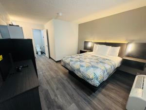 a bedroom with a bed in a hotel room at Motel 6-Southgate, MI - Detroit in Southgate