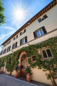 a building with plants on the side of it at Borgo Tre Vaselle in Torgiano