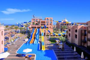 Pickalbatros Aqua Blu Resort - Hurghada في الغردقة: اطلالة جوية على زحليقة مائية في المنتجع