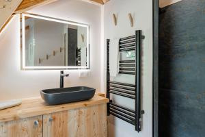 a bathroom with a black sink and a mirror at Cabane Malou - Avec jardin et à 200 m des pistes in La Salle-les-Alpes +16 photos