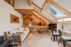 a living room with a couch and a table at Cabane Malou - Avec jardin et à 200 m des pistes in La Salle-les-Alpes