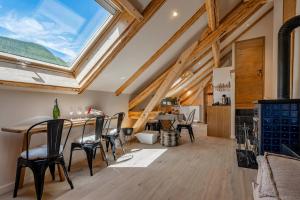 a dining room with a table and chairs and a window at Cabane Malou - Avec jardin et à 200 m des pistes in La Salle-les-Alpes