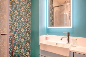 a bathroom with a sink and a mirror at 2 Bed in Leyburn oc-n41362 in Leyburn +16 photos