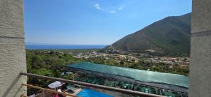 Blick vom Balkon auf einen Berg in der Unterkunft Hotel Vela Mare in Borsh