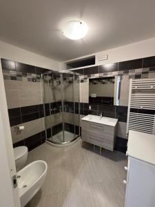 ein Badezimmer mit Dusche, Waschbecken und Toilette in der Unterkunft Villa ManuCamp in Reggio di Calabria + 13 Fotos