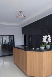 a kitchen with a counter with flowers on it at Chimarrão Hotel in Juazeiro