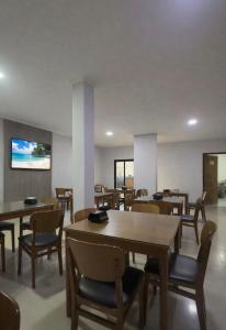 a dining room with wooden tables and chairs at Chimarrão Hotel in Juazeiro
