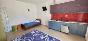 eine Küche mit blauen Schränken und einer blauen Bank in einem Zimmer in der Unterkunft Hotel Vela Mare in Borsh
