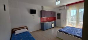 ein kleines Zimmer mit einem Bett und einer Küche in der Unterkunft Hotel Vela Mare in Borsh + 76 Fotos