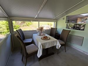 a small dining room with a table and chairs at Le Cottage in Marçon