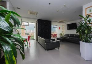 a living room with a couch and a tv at Hotel Piso 12 in Bello
