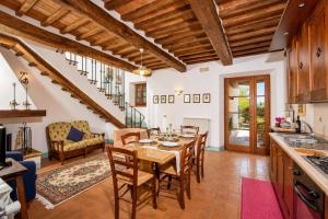 a kitchen and dining room with a table and chairs at Casale Donatelli in Radicofani