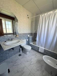 a bathroom with a sink and a toilet and a tub at Casa Rodiño in Meaño +24 photos