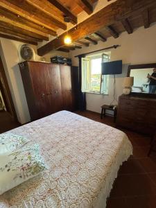 a bedroom with a bed and a dresser and a window at Casa Didi in Cetona