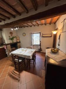 a dining room with a table in a kitchen at Casa Didi in Cetona +1 photo