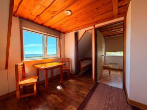 a room with a table and chairs and a bedroom at Privaatne liivarand, saun ja kümblustünn - Pusi Puhkemaja Peipsi ääres in Pusi