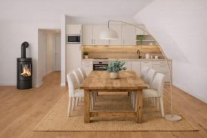 a kitchen and dining room with a wooden table and chairs at Seehaeuser am Lindenhof in Lychen