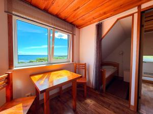 a small room with a table and a window at Privaatne liivarand, saun ja kümblustünn - Pusi Puhkemaja Peipsi ääres in Pusi