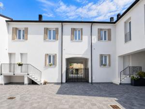an external view of a white building with a courtyard at Appartamento Sofia in Sossano