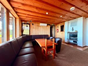 a living room with a couch and a wooden ceiling at Privaatne liivarand, saun ja kümblustünn - Pusi Puhkemaja Peipsi ääres in Pusi