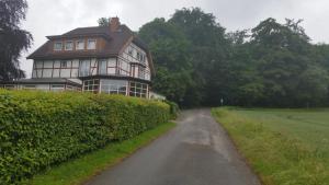 una casa al lado de un camino de tierra en Landgasthaus Zu den Erdfällen en Bad Pyrmont