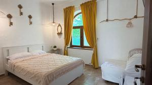 a bedroom with a bed and a window at Casa YMA in 2 Mai