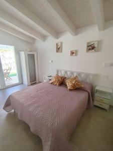ein Schlafzimmer mit einem großen Bett und zwei Kissen darauf in der Unterkunft B&bo in Pesaro