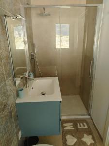 ein Badezimmer mit Waschbecken und Dusche in der Unterkunft B&bo in Pesaro