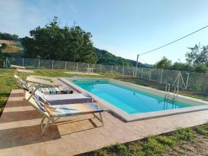 ein Schwimmbecken mit einem Stuhl und einem Tisch in der Unterkunft B&bo in Pesaro