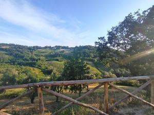 ein Blick auf ein Tal von einem Holzzaun aus in der Unterkunft B&bo in Pesaro + 53 Fotos