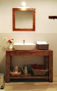 uma casa de banho com um lavatório e um espelho em Sole Mio em Velletri