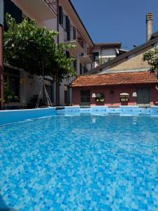 a large swimming pool in front of a building at Hotel Momora in Bardineto