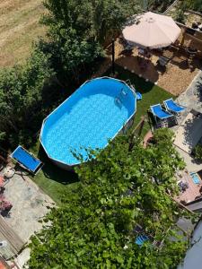 an overhead view of a swimming pool with chairs and an umbrella at Hotel Momora in Bardineto