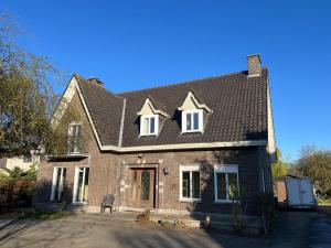 a large brick house with a brown roof at Maison Frieda in Oostkamp