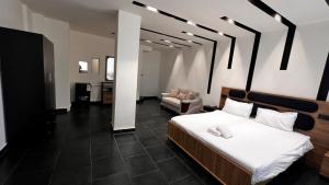 ein Schlafzimmer mit einem Bett und einer Couch in der Unterkunft Le Marly Hotel in Beirut + 33 Fotos