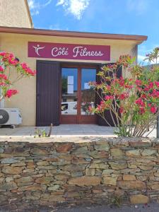 a building with a sign that reads cafe flinders at Studio sisco in Sisco