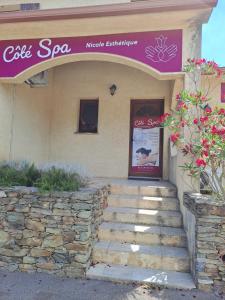 a building with a sign for a coffee shop at Studio sisco in Sisco