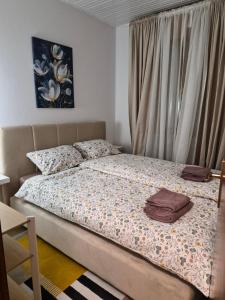 a bedroom with a bed with a flowered comforter at Nuvola in Ravascletto