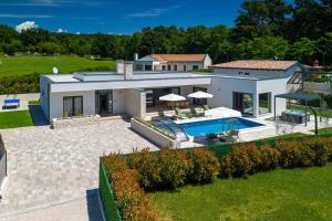 an aerial view of a house with a swimming pool at Villa Dell Arte in Žminj