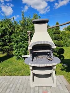 a grill sitting on top of a patio at Jaśmin in Budry